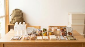 非常食を何日分備えるか確認するための食品と保存水のイメージ