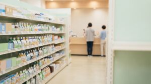 ドラッグストアで高齢者向け栄養補助食品を選ぶ家族