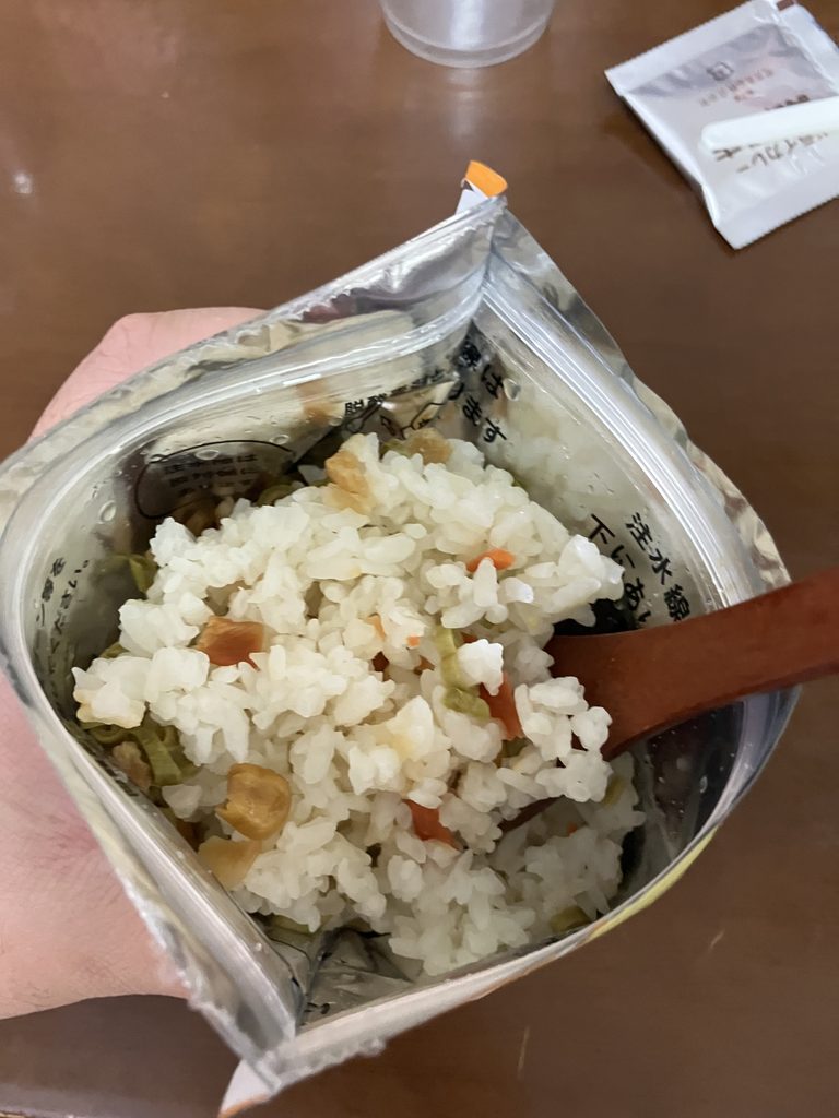 アルファ米を底から混ぜている様子